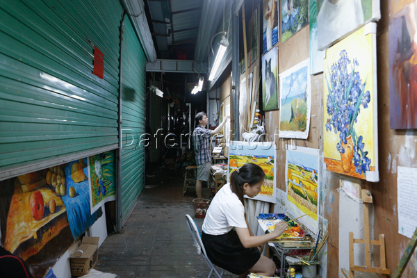 Inside DaFen Oil Painting Village: Young Artists Painting Between Reality and Dreams 1 Young artists creating original artwork in DaFen Oil Painting Village Shenzhen