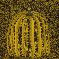 Reproducción pintada a mano de una calabaza amarilla de Yayoi Kusama, con lunares negros y intrincadas redes del infinito sobre lienzo